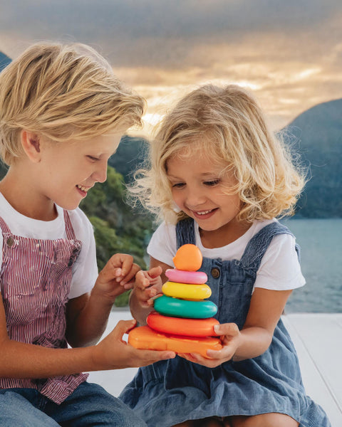 Teilen von Spielzeug mit älteren Geschwistern: Eine Lektion in Zusammenarbeit und Fürsorge
