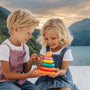 Teilen von Spielzeug mit älteren Geschwistern: Eine Lektion in Zusammenarbeit und Fürsorge