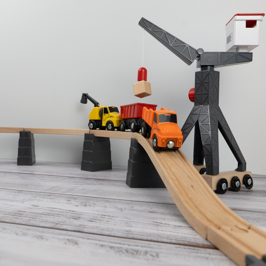 Holzeisenbahn mit Kran
