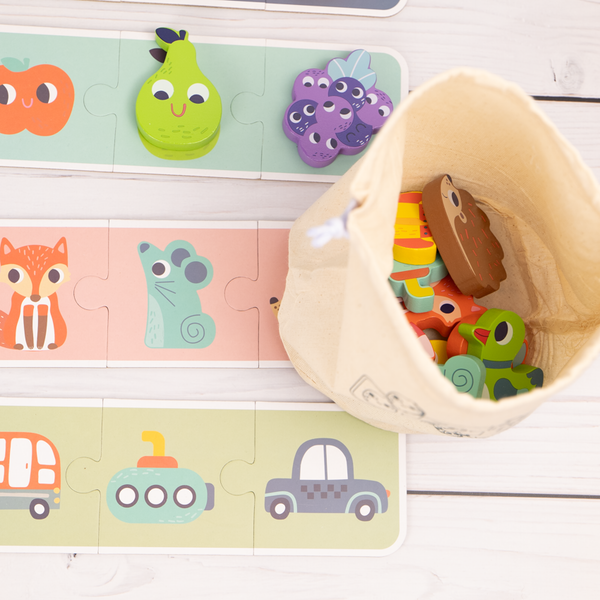 3D-Memory mit Holzfiguren und Tasche