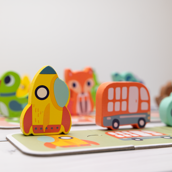 3D-Memory mit Holzfiguren und Tasche