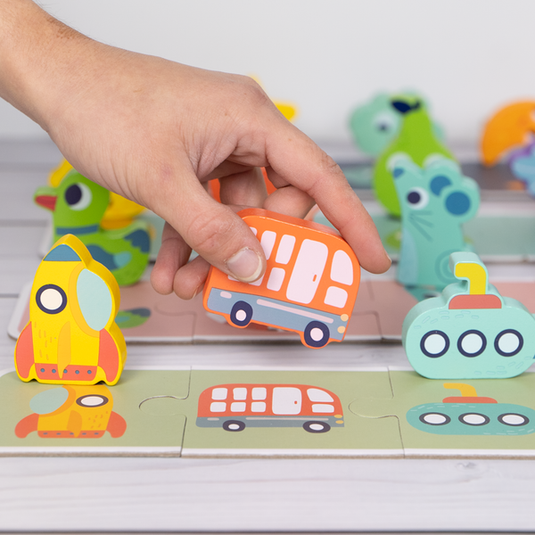 3D-Memory mit Holzfiguren und Tasche