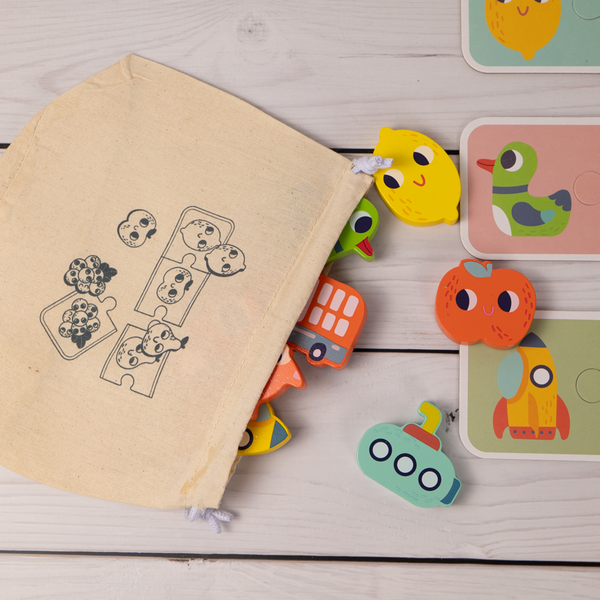 3D-Memory mit Holzfiguren und Tasche
