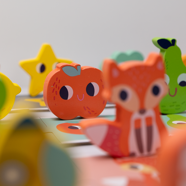 3D-Memory mit Holzfiguren und Tasche