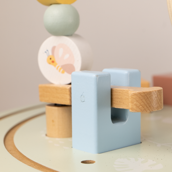 Kinder-Spieltisch mit Eisenbahn