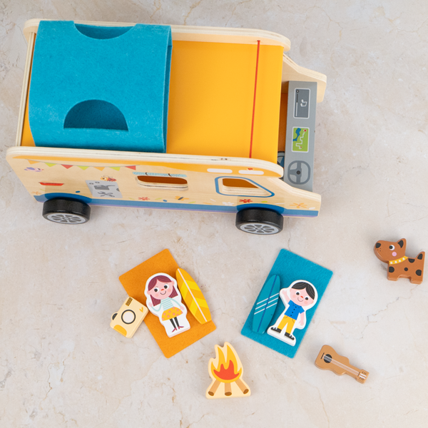 Erlebnis-Camper aus Holz mit Figuren