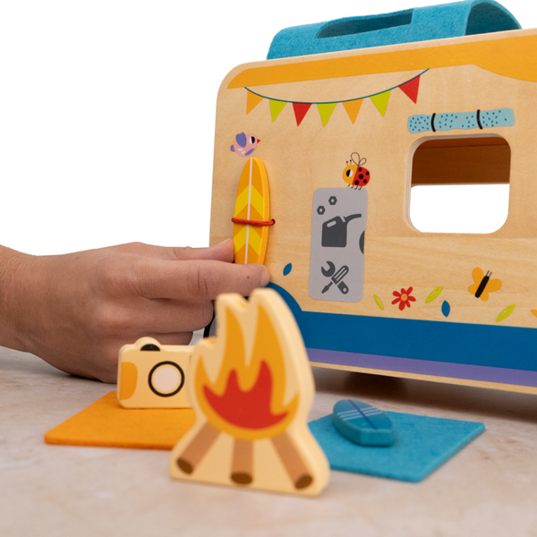Erlebnis-Camper aus Holz mit Figuren