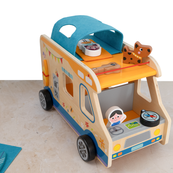 Erlebnis-Camper aus Holz mit Figuren
